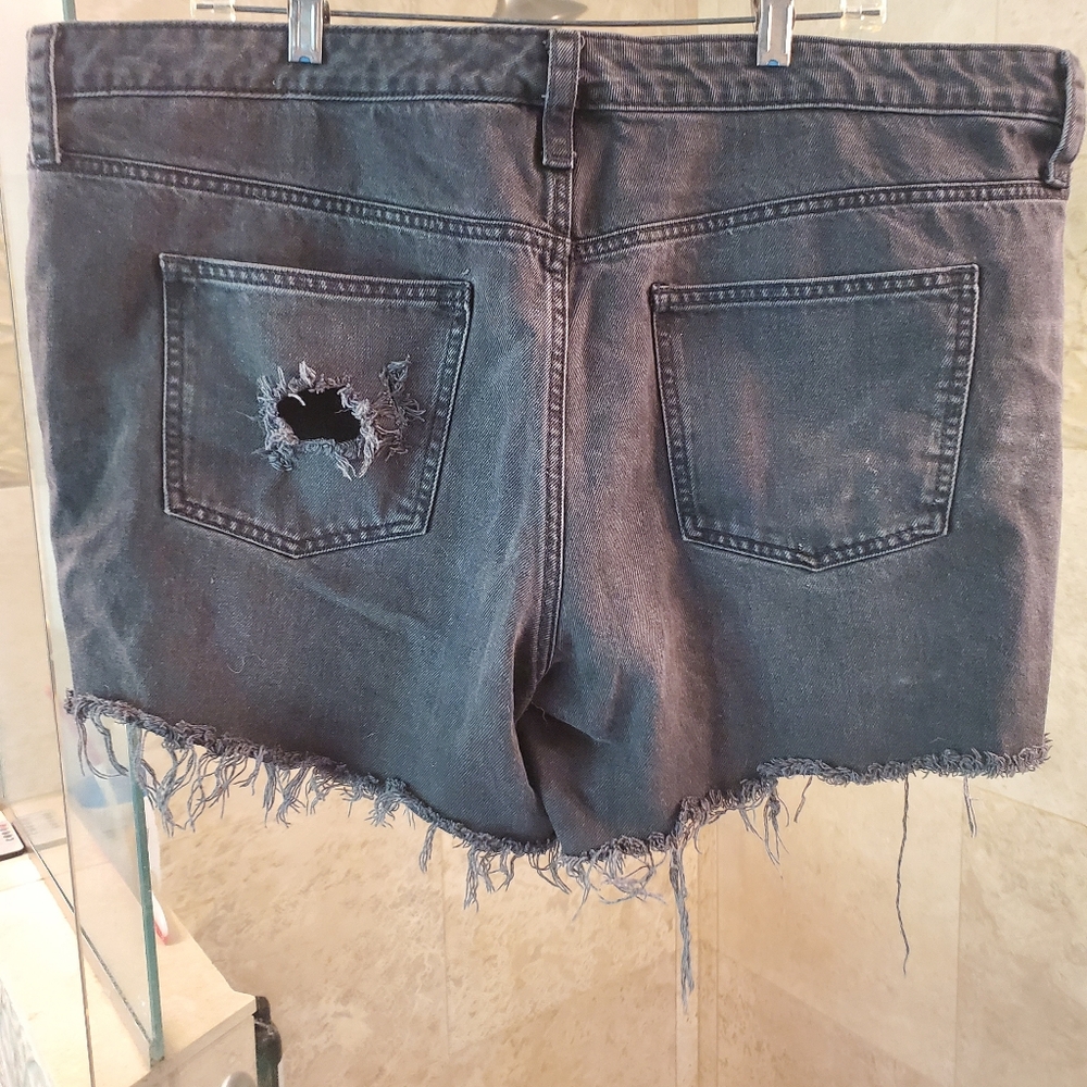 Universal Thread Black Distressed Jean Shorts 18/34 - Picture 2 of 5